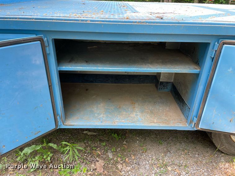 image for item LJ9712 2004 International 4300  flatbed truck