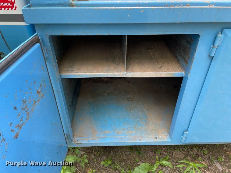 image for item LJ9712 2004 International 4300  flatbed truck