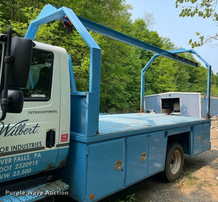 image for item LJ9712 2004 International 4300  flatbed truck