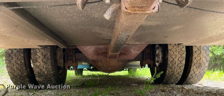 image for item LJ9712 2004 International 4300  flatbed truck