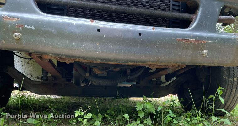 image for item LJ9712 2004 International 4300  flatbed truck