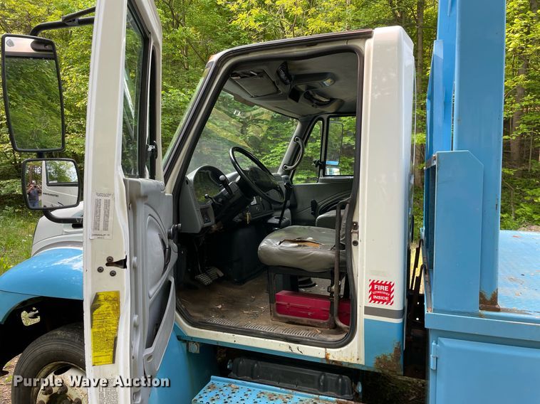 image for item LJ9712 2004 International 4300  flatbed truck