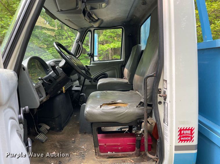 image for item LJ9712 2004 International 4300  flatbed truck