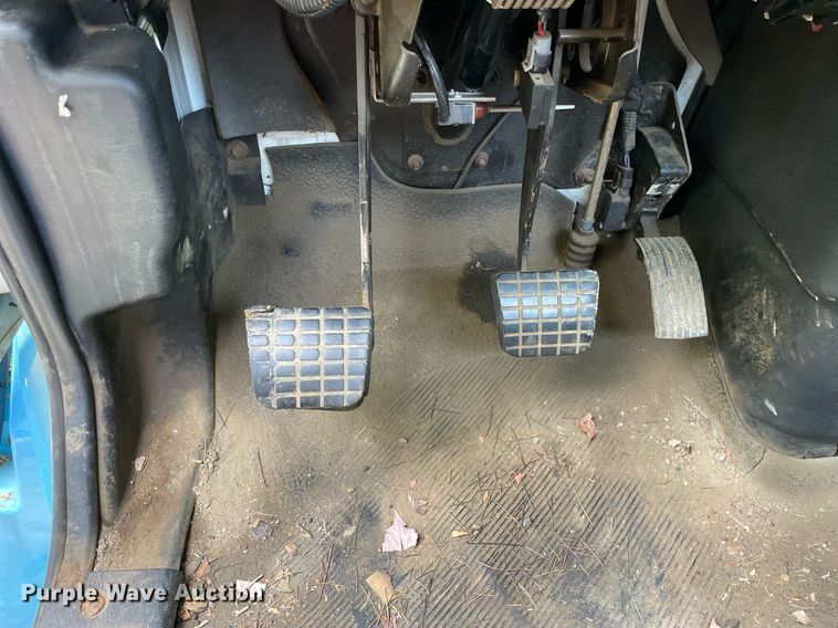 image for item LJ9712 2004 International 4300  flatbed truck