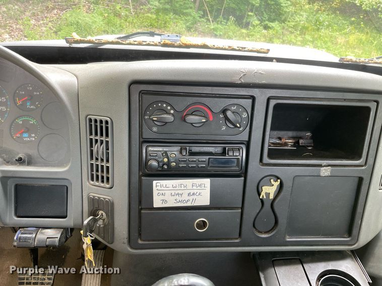 image for item LJ9712 2004 International 4300  flatbed truck