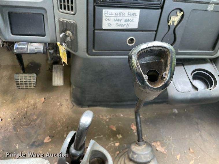 image for item LJ9712 2004 International 4300  flatbed truck