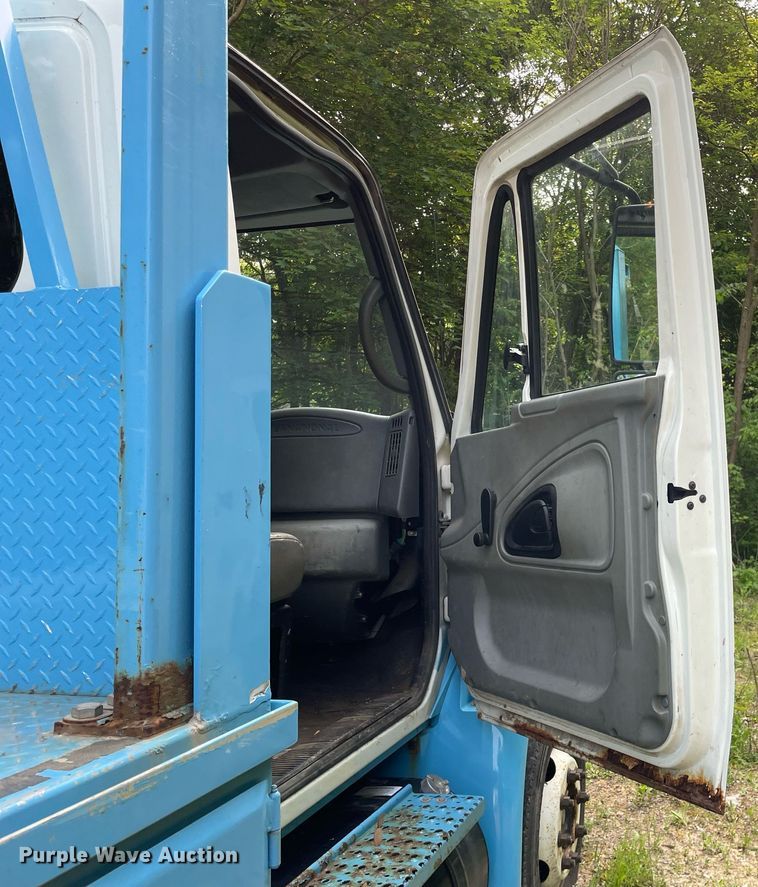 image for item LJ9712 2004 International 4300  flatbed truck