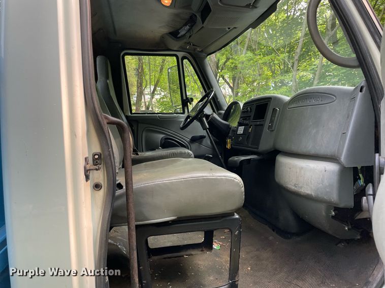 image for item LJ9712 2004 International 4300  flatbed truck