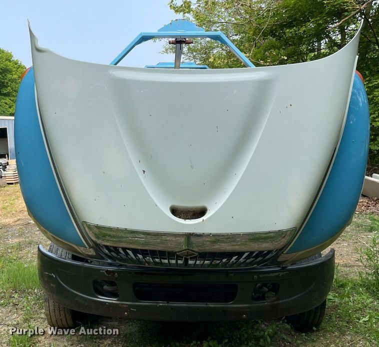 image for item LJ9712 2004 International 4300  flatbed truck