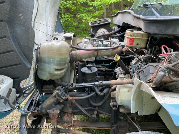 image for item LJ9712 2004 International 4300  flatbed truck