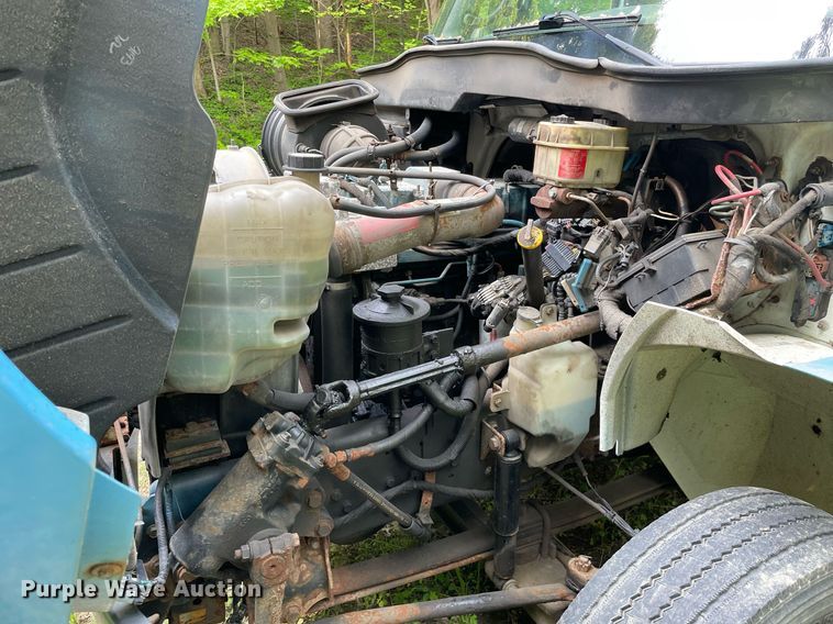 image for item LJ9712 2004 International 4300  flatbed truck