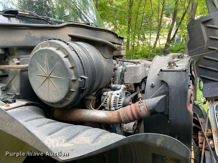 image for item LJ9712 2004 International 4300  flatbed truck