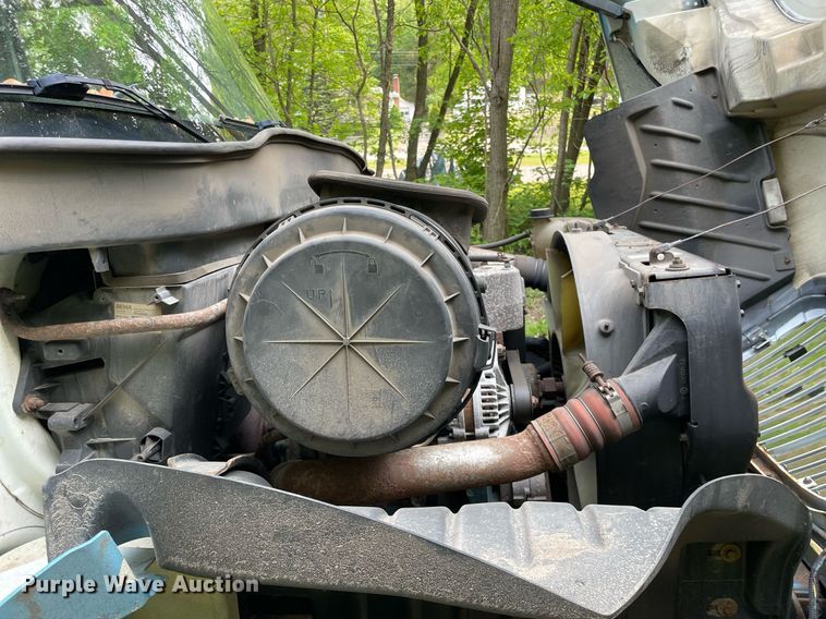 image for item LJ9712 2004 International 4300  flatbed truck