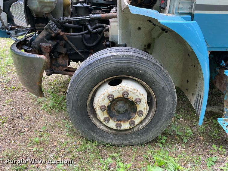 image for item LJ9712 2004 International 4300  flatbed truck