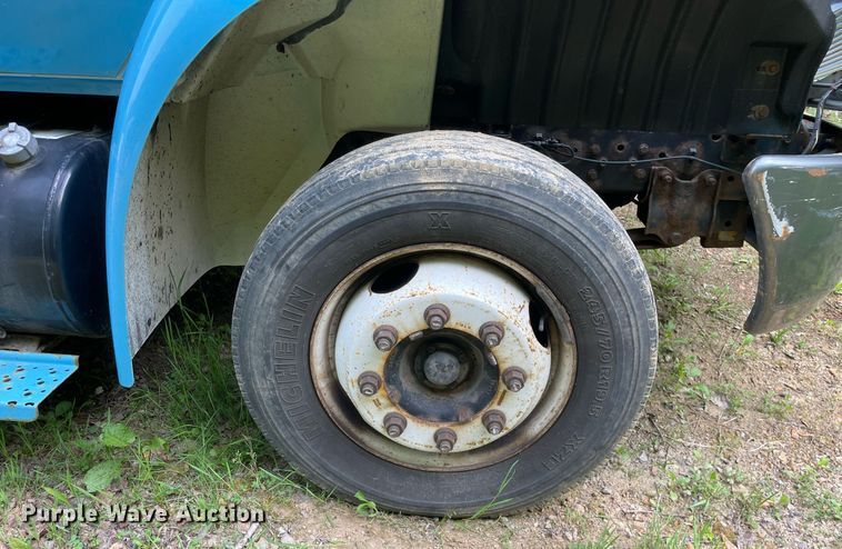 image for item LJ9712 2004 International 4300  flatbed truck