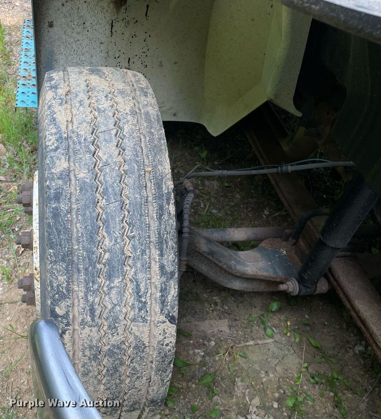 image for item LJ9712 2004 International 4300  flatbed truck