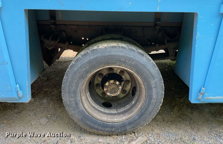 image for item LJ9712 2004 International 4300  flatbed truck