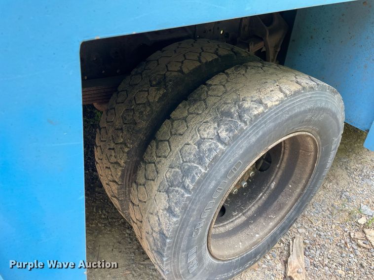 image for item LJ9712 2004 International 4300  flatbed truck