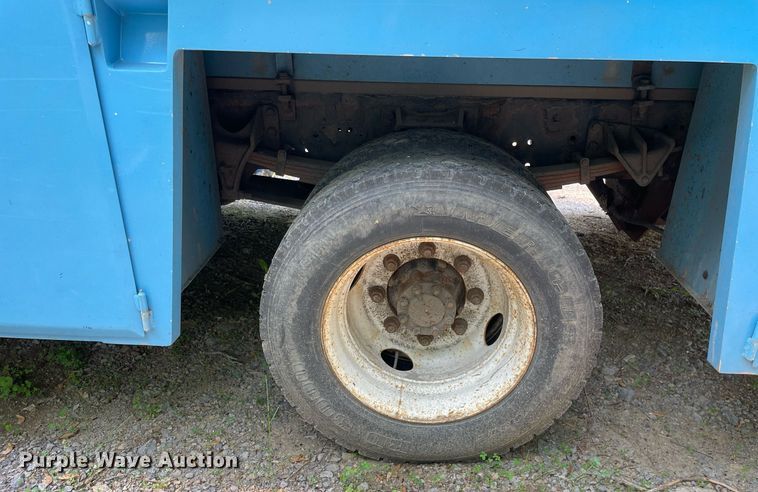 image for item LJ9712 2004 International 4300  flatbed truck