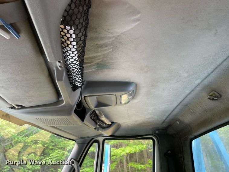 image for item LJ9712 2004 International 4300  flatbed truck