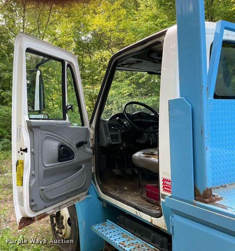 image for item LJ9712 2004 International 4300  flatbed truck