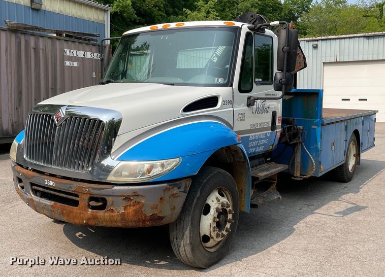 image for item LJ9713 2004 International 4300  flatbed truck