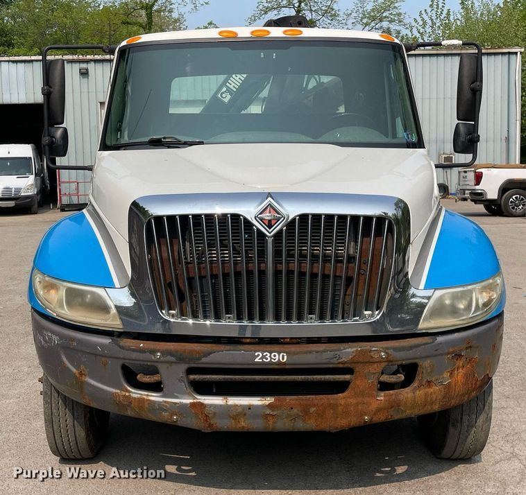image for item LJ9713 2004 International 4300  flatbed truck