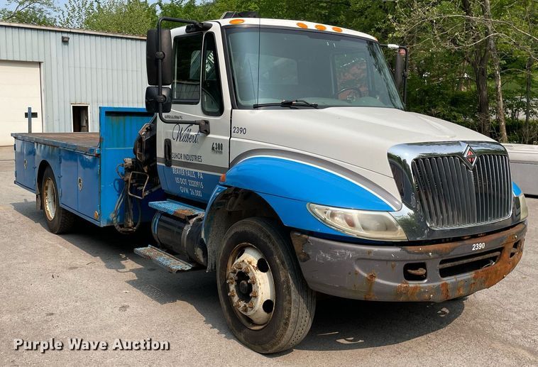 image for item LJ9713 2004 International 4300  flatbed truck