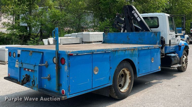 image for item LJ9713 2004 International 4300  flatbed truck