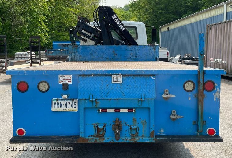 image for item LJ9713 2004 International 4300  flatbed truck