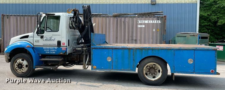 image for item LJ9713 2004 International 4300  flatbed truck