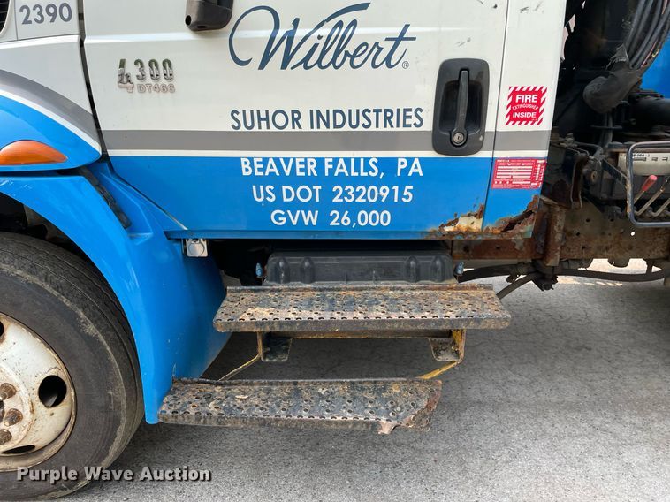 image for item LJ9713 2004 International 4300  flatbed truck