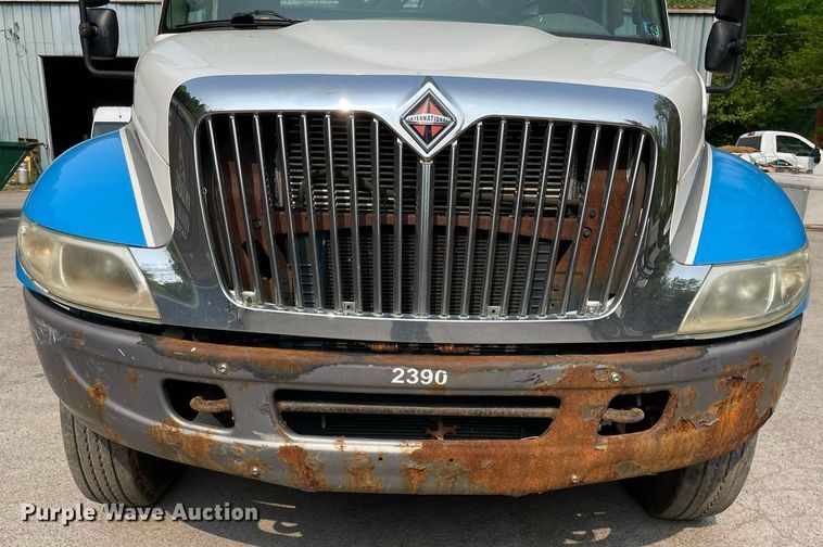 image for item LJ9713 2004 International 4300  flatbed truck