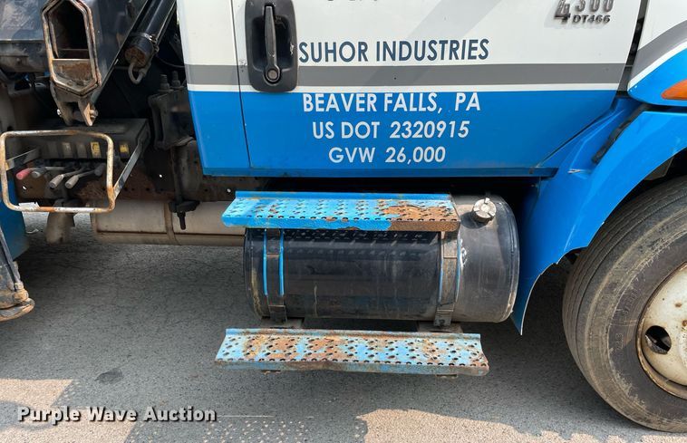 image for item LJ9713 2004 International 4300  flatbed truck