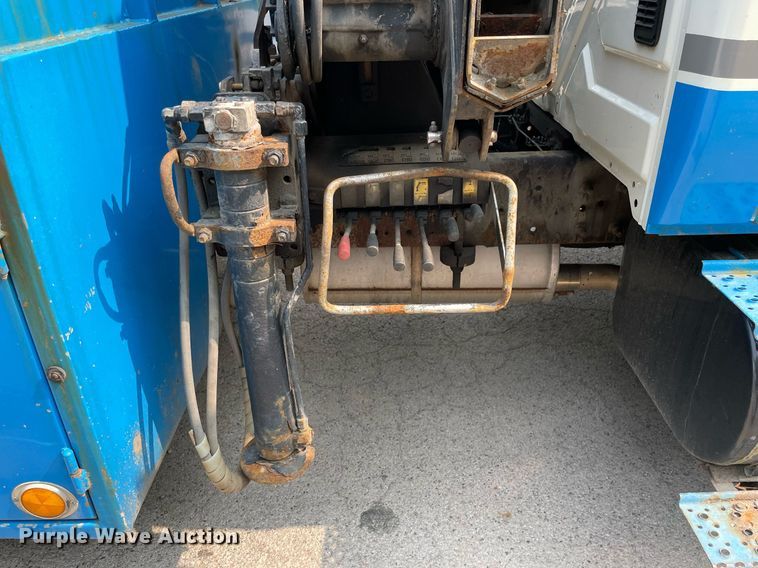 image for item LJ9713 2004 International 4300  flatbed truck