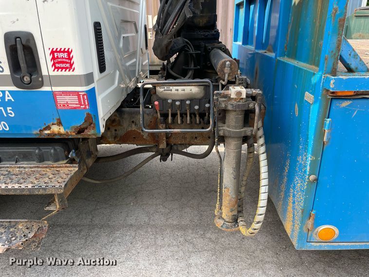 image for item LJ9713 2004 International 4300  flatbed truck