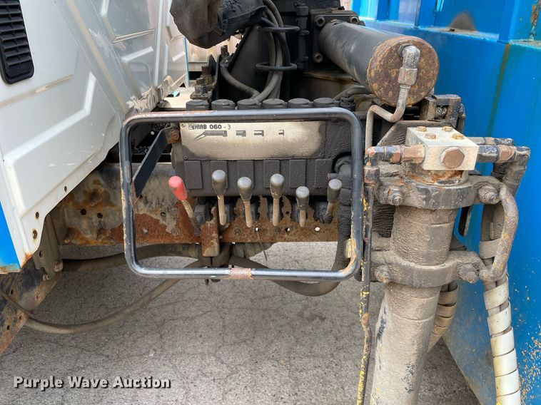 image for item LJ9713 2004 International 4300  flatbed truck