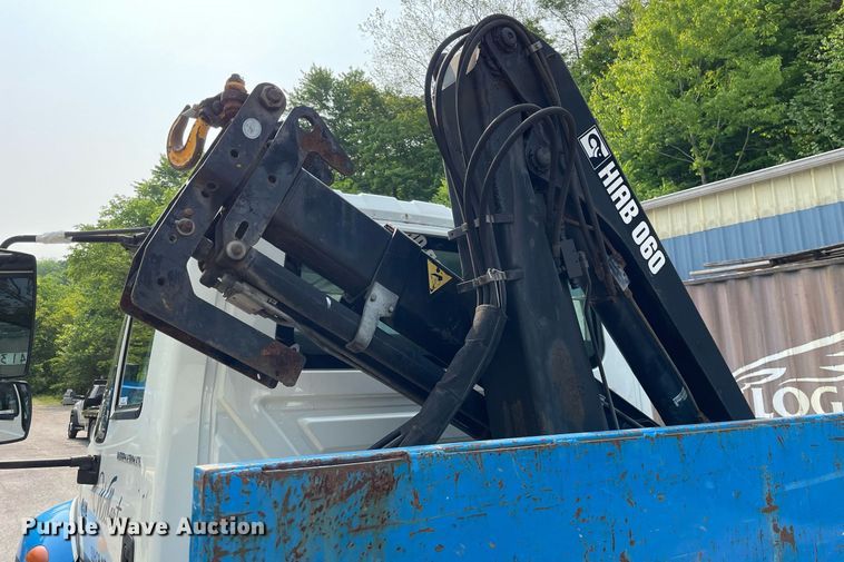 image for item LJ9713 2004 International 4300  flatbed truck