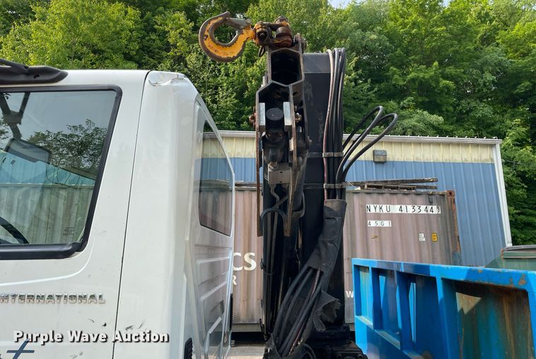 image for item LJ9713 2004 International 4300  flatbed truck