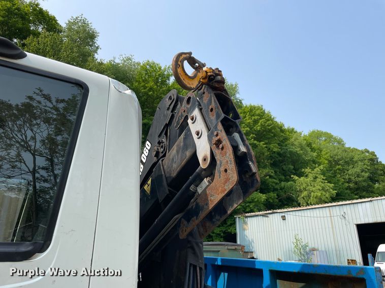 image for item LJ9713 2004 International 4300  flatbed truck