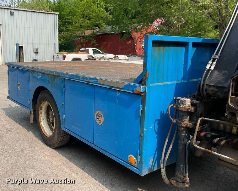 image for item LJ9713 2004 International 4300  flatbed truck