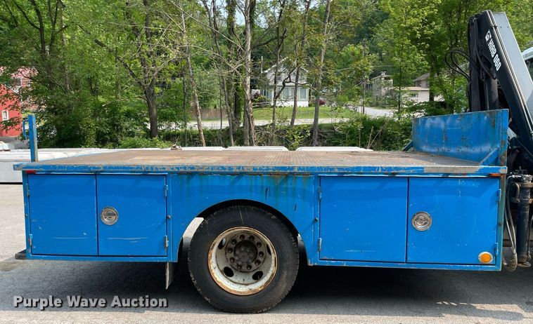 image for item LJ9713 2004 International 4300  flatbed truck