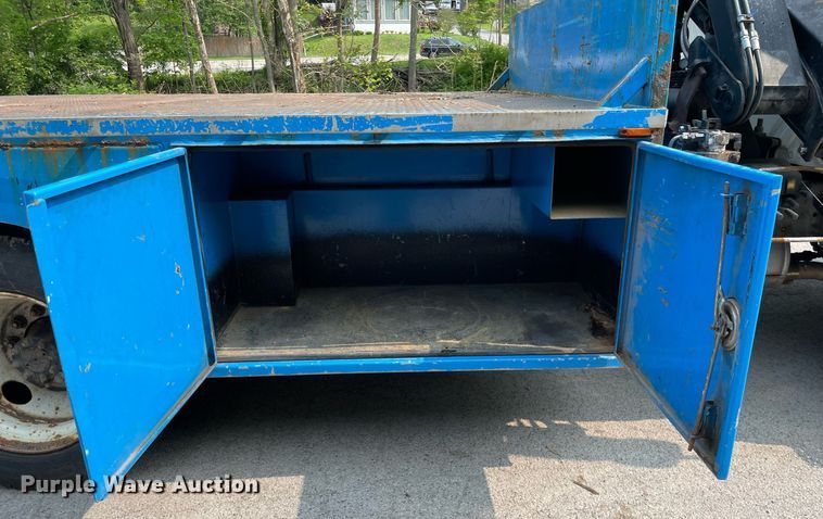 image for item LJ9713 2004 International 4300  flatbed truck