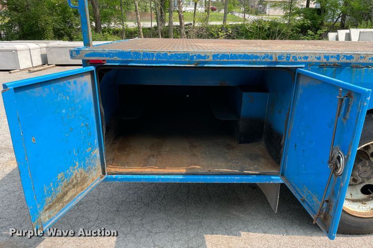 image for item LJ9713 2004 International 4300  flatbed truck