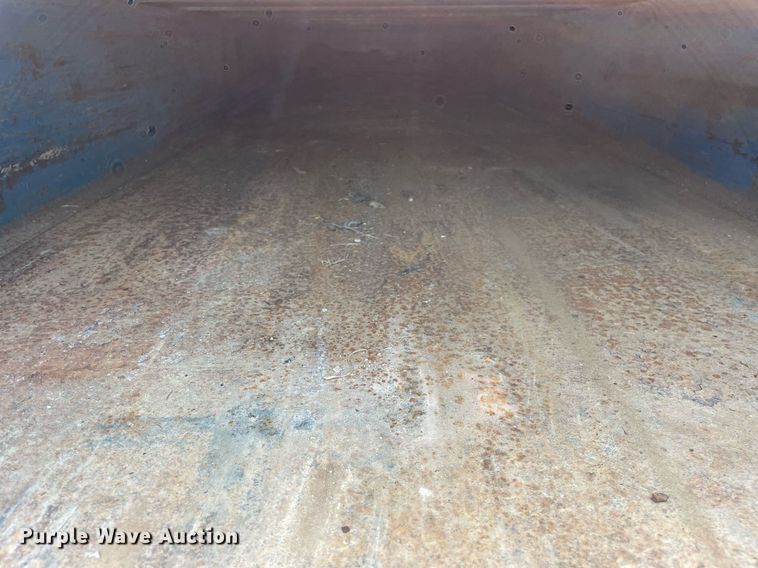 image for item LJ9713 2004 International 4300  flatbed truck