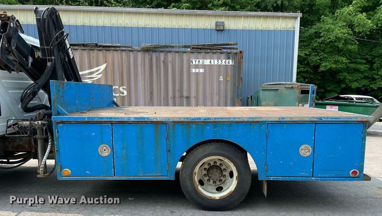 image for item LJ9713 2004 International 4300  flatbed truck