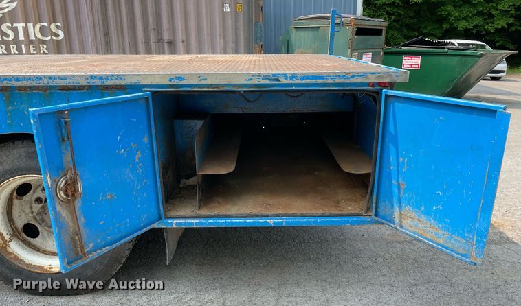 image for item LJ9713 2004 International 4300  flatbed truck