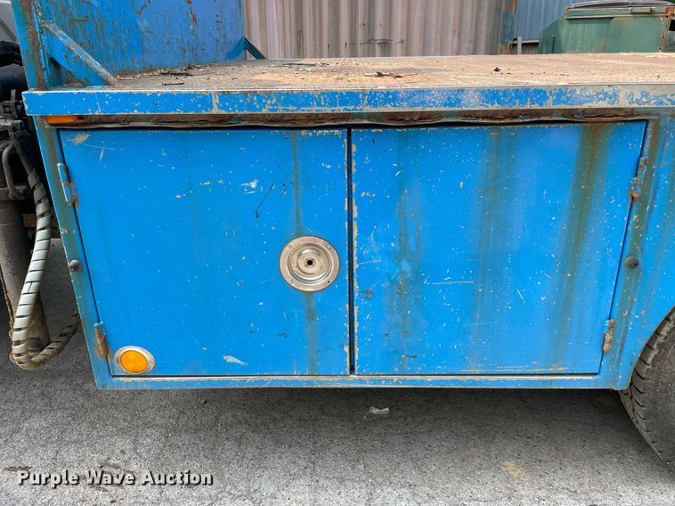 image for item LJ9713 2004 International 4300  flatbed truck