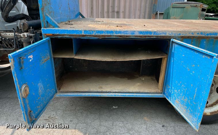 image for item LJ9713 2004 International 4300  flatbed truck