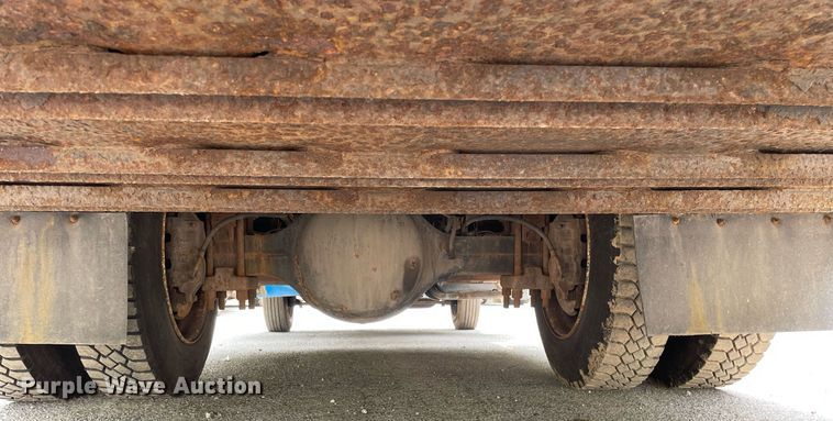 image for item LJ9713 2004 International 4300  flatbed truck